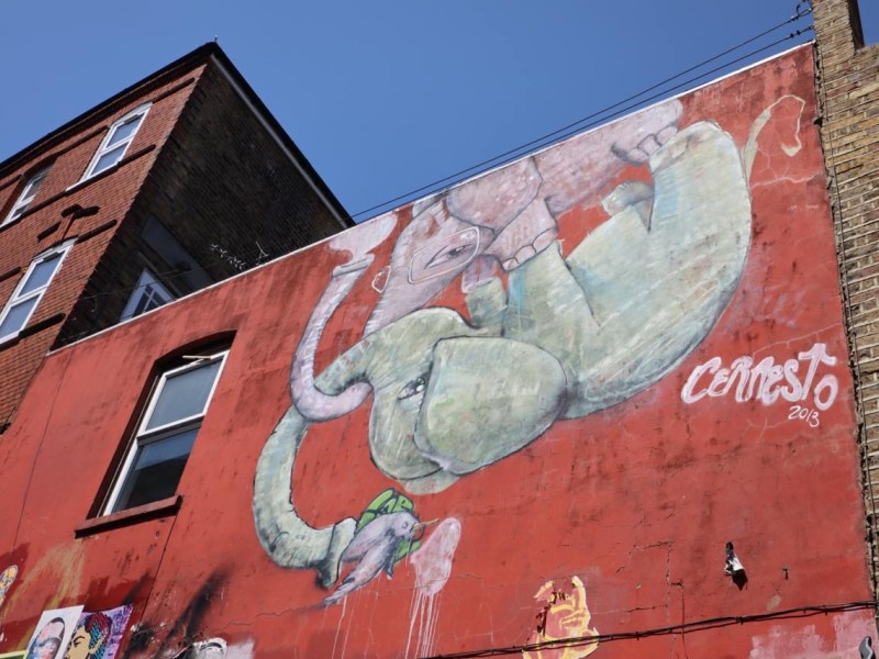 “Two Elephants in Love” a Londra: l’amore metropolitano secondo Cernesto