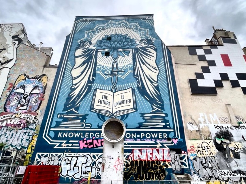 “Knowledge + Action = Power”: nel cuore di Parigi il murale di Obey contro i nazionalismi&nbsp;