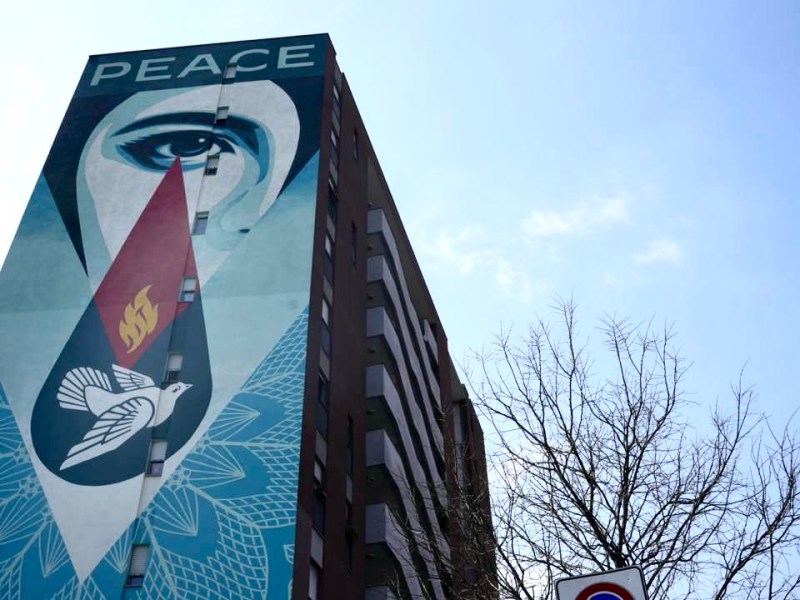 “Tear Flame Peace”: il primo murale italiano di Obey a Milano