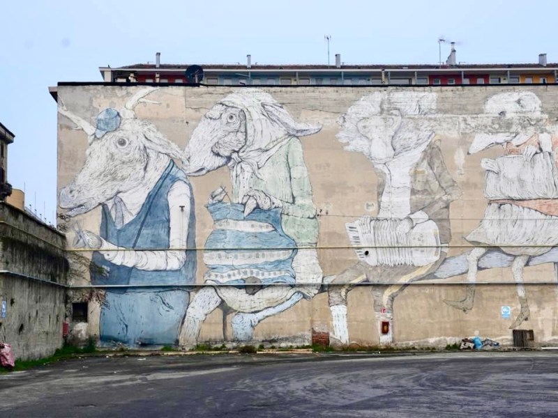 Quando l’attesa ad una fermata diventa arte: il murale di Ericailcane a Torino